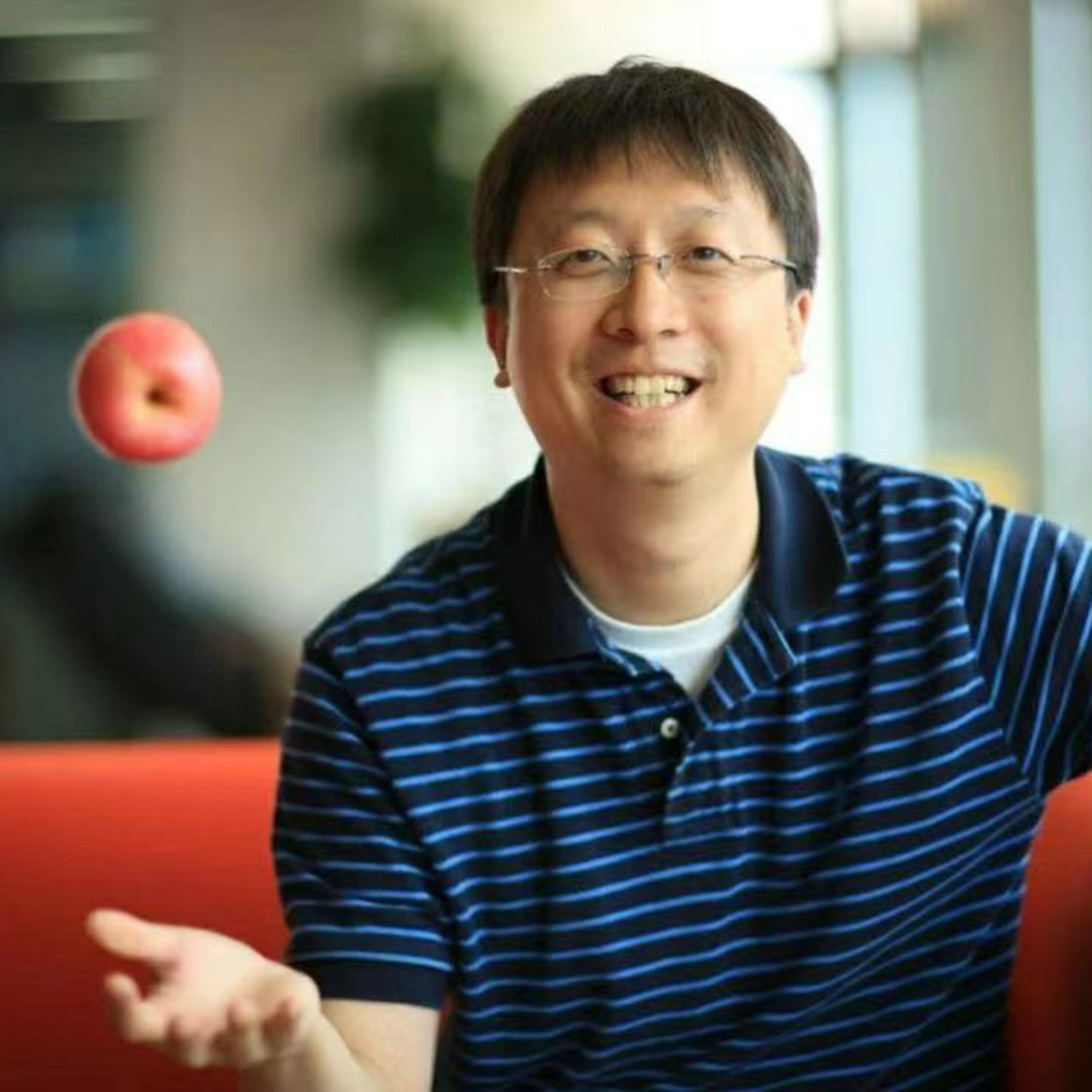 71: “如果相信只靠 Scaling Laws 就能实现 AGI,你该改行了”,与香港大学马毅聊智能 Episode cover