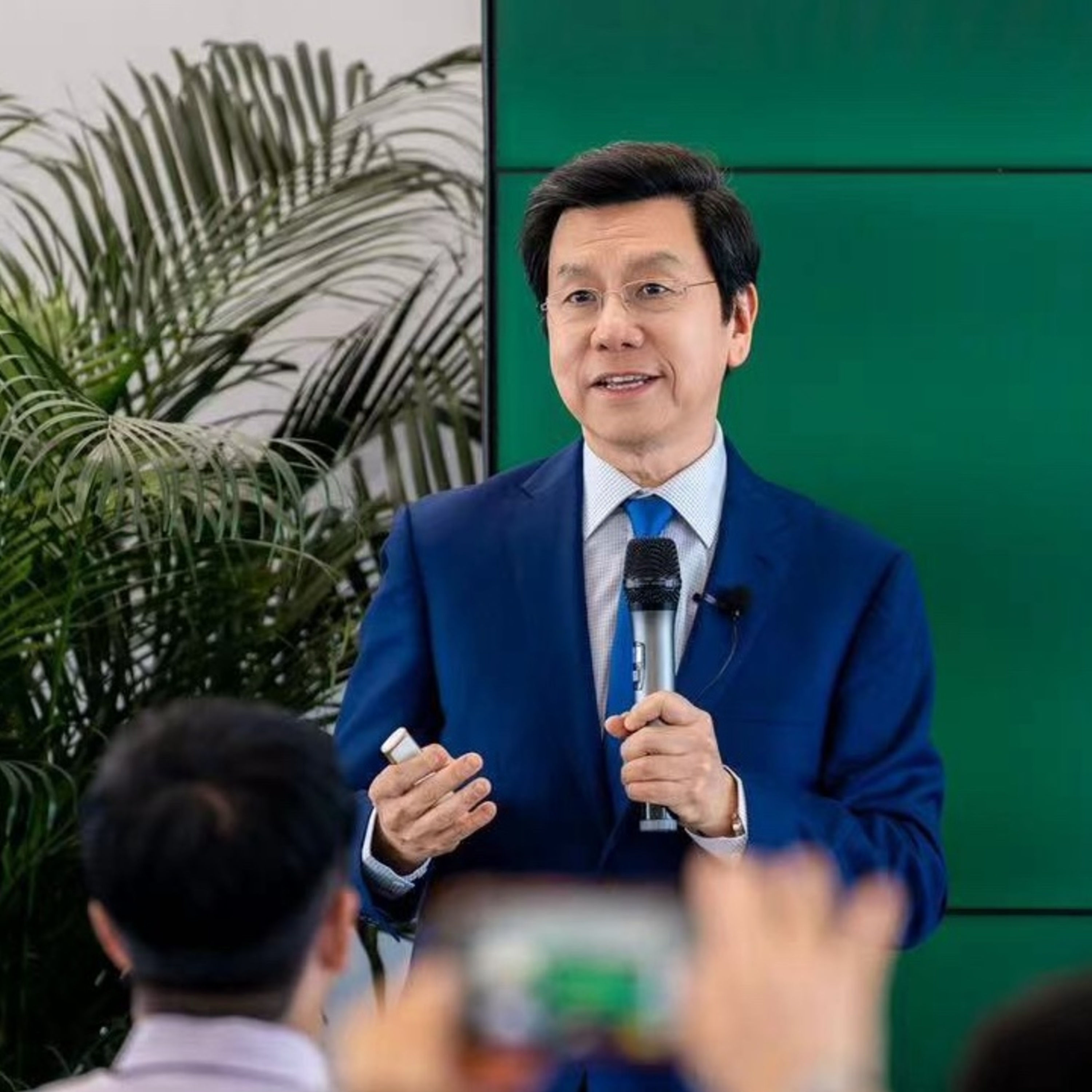 98: 李开复聊零一部分团队并入阿里:只有大厂能追逐超大模型 Episode cover